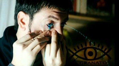Video: Un artista argentino crea sus obras lanzando pintura por los ojos