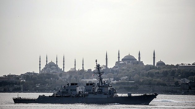 Video: El destructor de misiles de EE.UU. atraviesa Turquía y entra en el Mar Negro