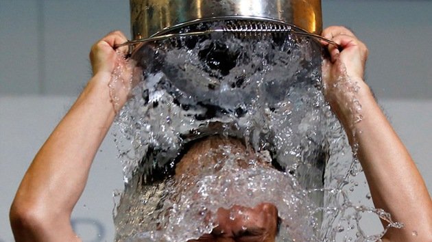 El 'Ice Bucket Challenge' provoca accidentes y alarma a los católicos