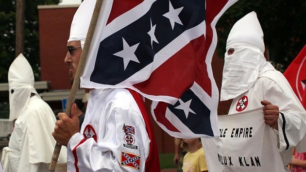 EE.UU.: Rebautizan 'en falso' una calle con sabor a Ku Klux Klan sin retocar su letrero