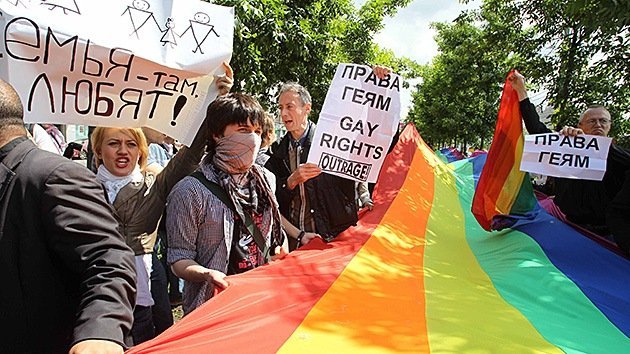 Prohíben marchas gays en Moscú por 100 años
