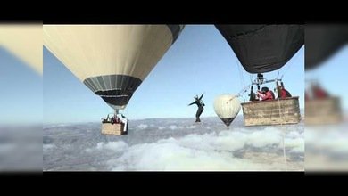 Increíble video de deportistas que caminan sobre una cuerda floja… ¡entre globos aerostáticos!