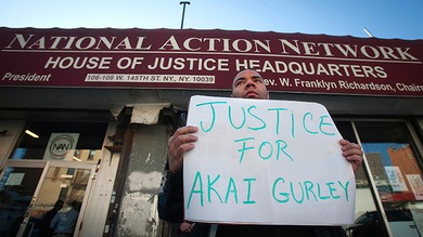 El policía que disparó a Akai Gurley "envió un mensaje de texto" en vez de solicitar ayuda