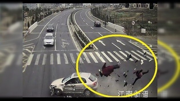 CCTV: Dos adultos y un niño sobreviven a un brutal accidente