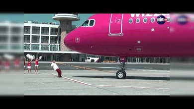 El ‘Popeye’ húngaro mueve un avión con los dientes