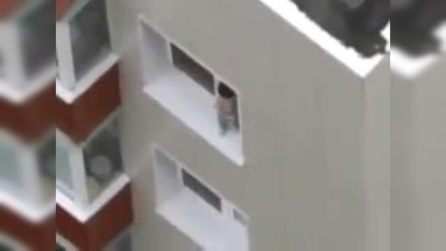 Al filo de la muerte: un bebé camina por el borde de una venta en lo alto de un edificio
