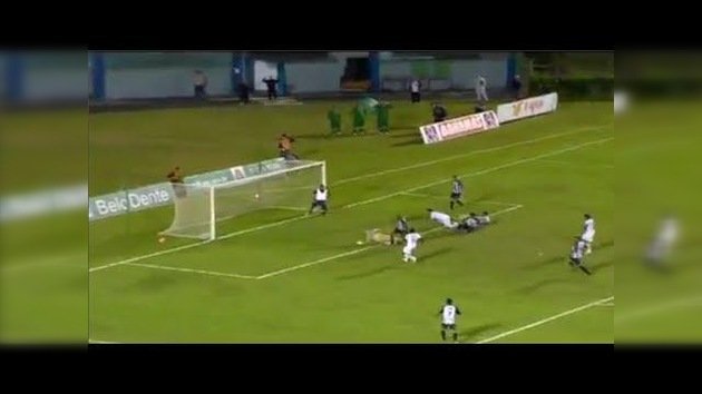 Masajista se mete en la cancha, salva a su equipo y sale huyendo de una masa enfurecida