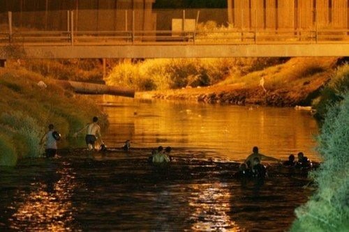 El agua tóxica del río Nuevo: una carrera de obstáculos para los mexicanos que cruzan a EE. UU.