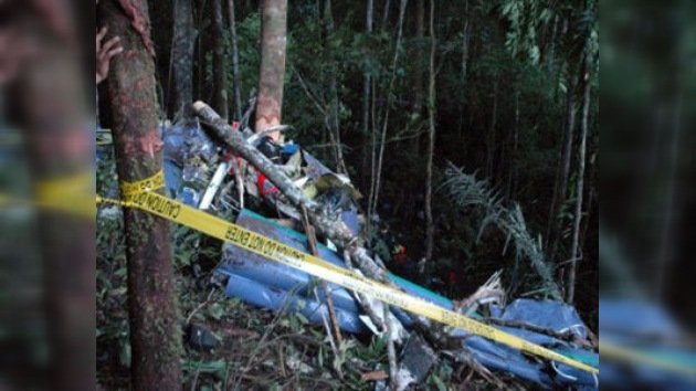 Casi mueren cinco tripulantes, en un intento de rescatar a dos en Indonesia