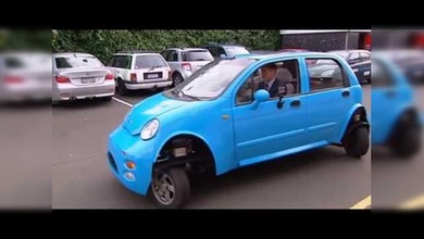 Un coche revolucionario gira 180 grados y se aparca automáticamente