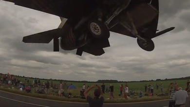 Un caza F16 casi impacta contra una multitud en Inglaterra