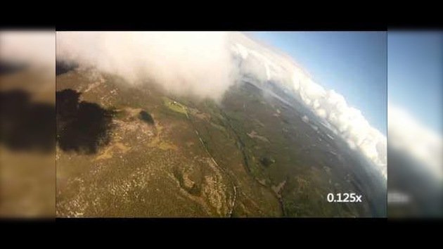 Un paracaidista se salva de ser impactado por un supuesto meteorito