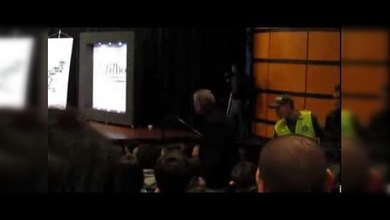 Escándalo en Bogotá: Interrumpen a Vargas Llosa y rompen uno de sus libros en plena charla