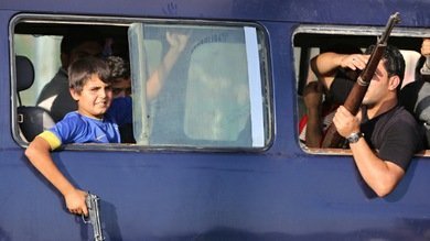 Video impactante: Niños armados del EIIL presencian y jalean brutales ejecuciones