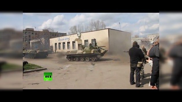 'Drift' a la ucraniana: La milicia realiza derrapes y otras figuras con un blindado