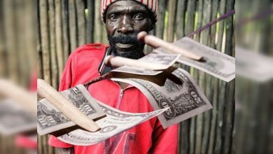 En Zimbabue lavan el dinero con agua y jabón