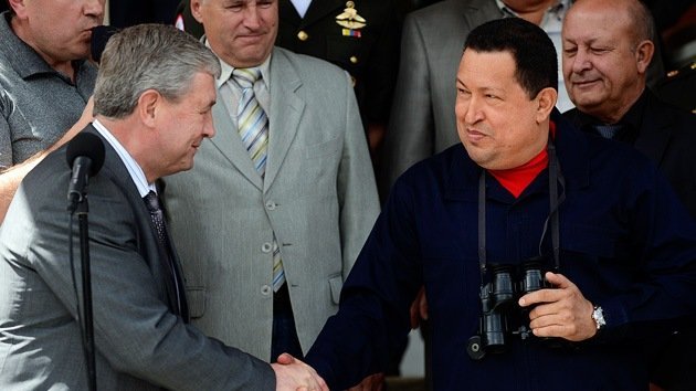 Hugo Chávez reaparece ante los medios y anuncia visita de presidente bielorruso