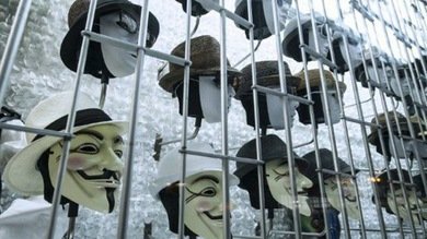 Anonymous amordaza al Ku Klux Klan
