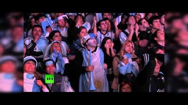 Lágrimas y tristeza: los hinchas argentinos reaccionan a la derrota de su selección en el Mundial