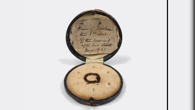 Se subasta por 13.217 dólares el último mechón de pelo de Napoleón 