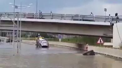 Cómo no pasar por una calle inundada con un 4x4