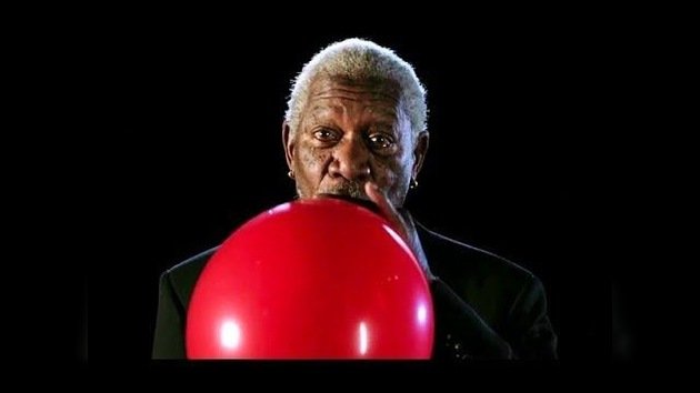 ¿Cómo suena la voz de Morgan Freeman después de inhalar helio?
