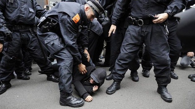 Protestas contra el G8: Policía británica arrasa con el 'Carnaval contra el capitalismo'