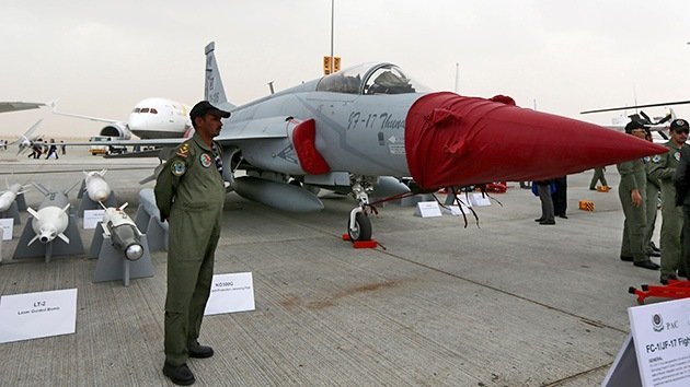 Pakistán entra en el club de exportadores de aviones de combate