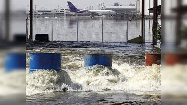 El miedo inunda Bangkok, que permanece con el agua al cuello