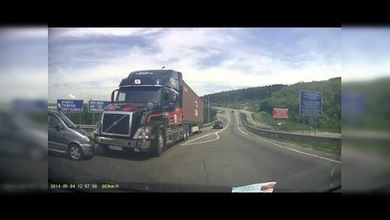 Los excelentes frenos de un camión salvan la vida de una automovilista despistada