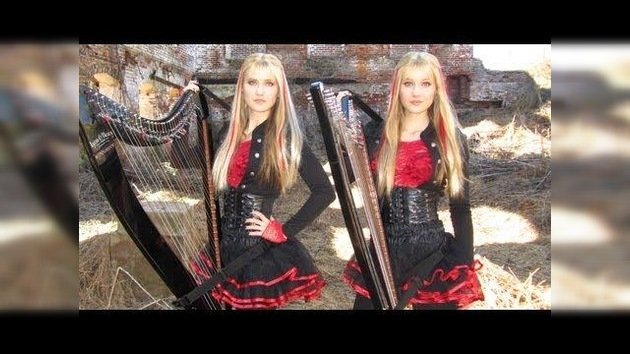 Las gemelas que tocan heavy metal con arpas arrasan en internet