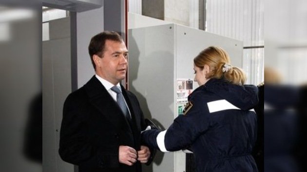 Dmitri Medvédev revisó el control de seguridad en un aeropuerto de Moscú