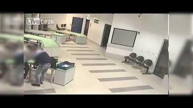 Agente de seguridad salva a un bebé como en la final del mundial de fútbol