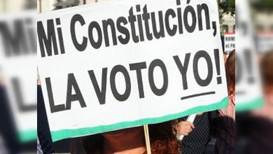 El rey de España sanciona limitación del endeudamiento público