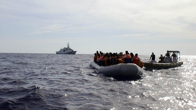 Un barco con 400 personas a bordo se hunde al sur de Sicilia