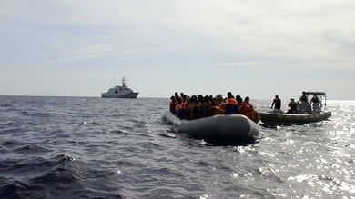 Un barco con 400 personas a bordo se hunde al sur de Sicilia