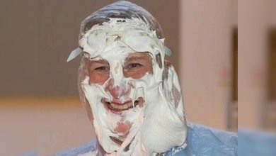 Atacan a un político estadounidense con una tarta de manzana