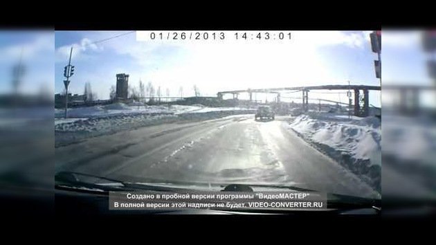 Un tanque irrumpe en un camino de una ciudad rusa