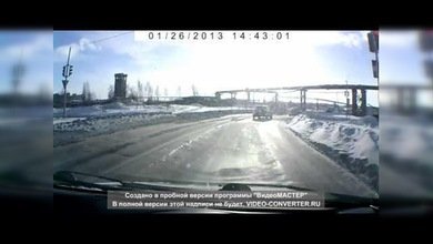 Un tanque irrumpe en un camino de una ciudad rusa