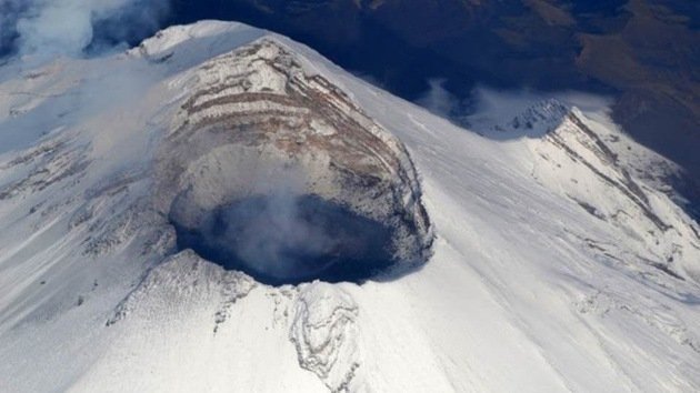 Las explosiones del volcán Popocatépetl forman un cráter de 200 metros en su cúpula