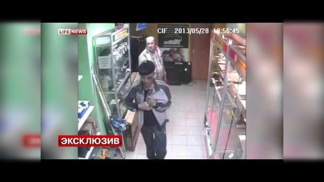 Un patoso ladrón olvida su pasaporte en una tienda después de un robo, regresa y lo arrestan