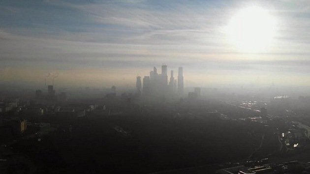 Video: Una niebla misteriosa con olor a azufre cubre Moscú