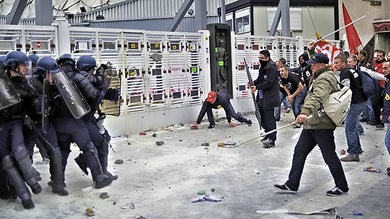 La Policía reprime protesta de trabajadores de Peugeot Citroen en París