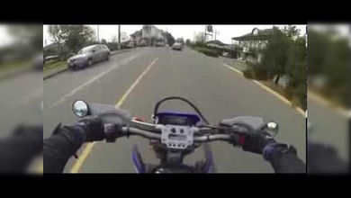El motociclista canadiense más 'humano' ayuda a una mujer discapacitada