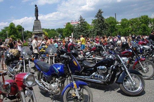 El primer ministro de Rusia, Vladímir Putin, se presentó en el Festival Internacional de 'Bikers' en su motocicleta