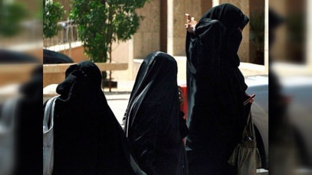 Indultan a la activista saudí condenada a 10 latigazos por llevar un vehículo