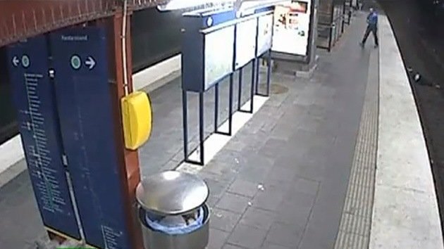 Video: Un ladrón roba a un hombre ebrio que se cayó a las vías del metro