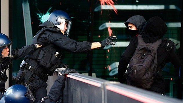 Fotos, video: La Policía de Frankfurt usa gas lacrimógeno contra activistas frente al BCE
