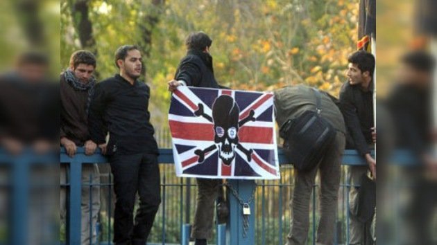 Los manifestantes iraníes abandonan la Embajada británica