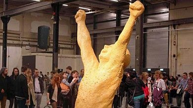 Una escultura de chicle simboliza la unión de dos escuelas de arte